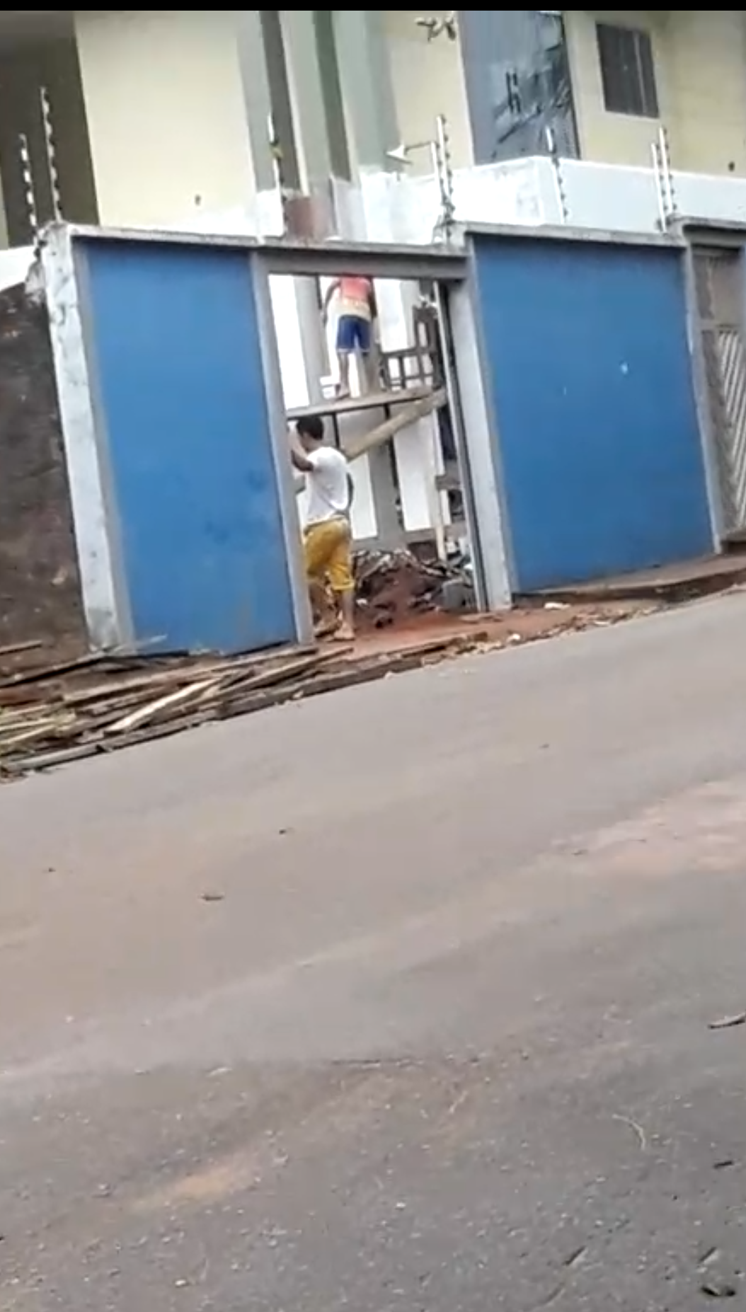 Denuncia ! Em Almeirim Mesmo com decreto obras  na casa da prefeita não para