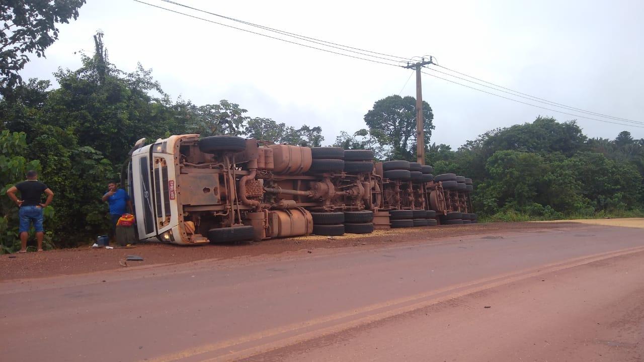 Mais uma Carreta carregada tomba na BR