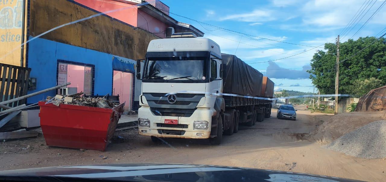 Carreta com materiais de construção destinada a secretaria de educação apreendida pela polícia em casa de vereador