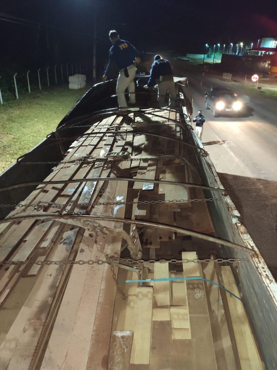 Carreta com madeira apreendida pela PRF