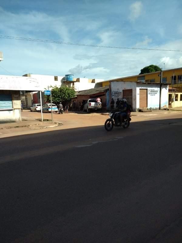 Motorista perde o controle do carro e entra em residência