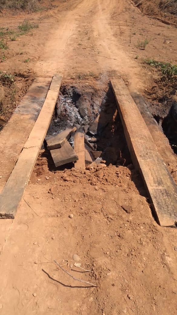 Enquanto a prefeitura constrói vândalos destroem pontes em vicinal
