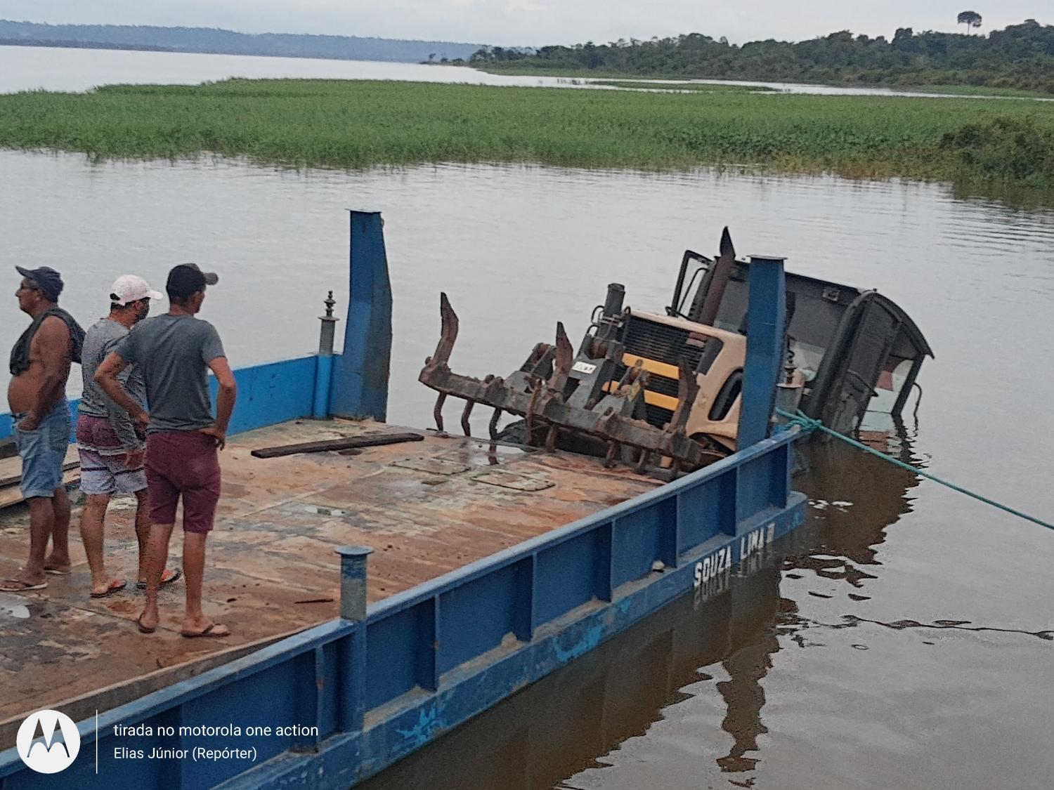 Ao desembarcar de balsa máquina cai dentro do rio em Fordlândia