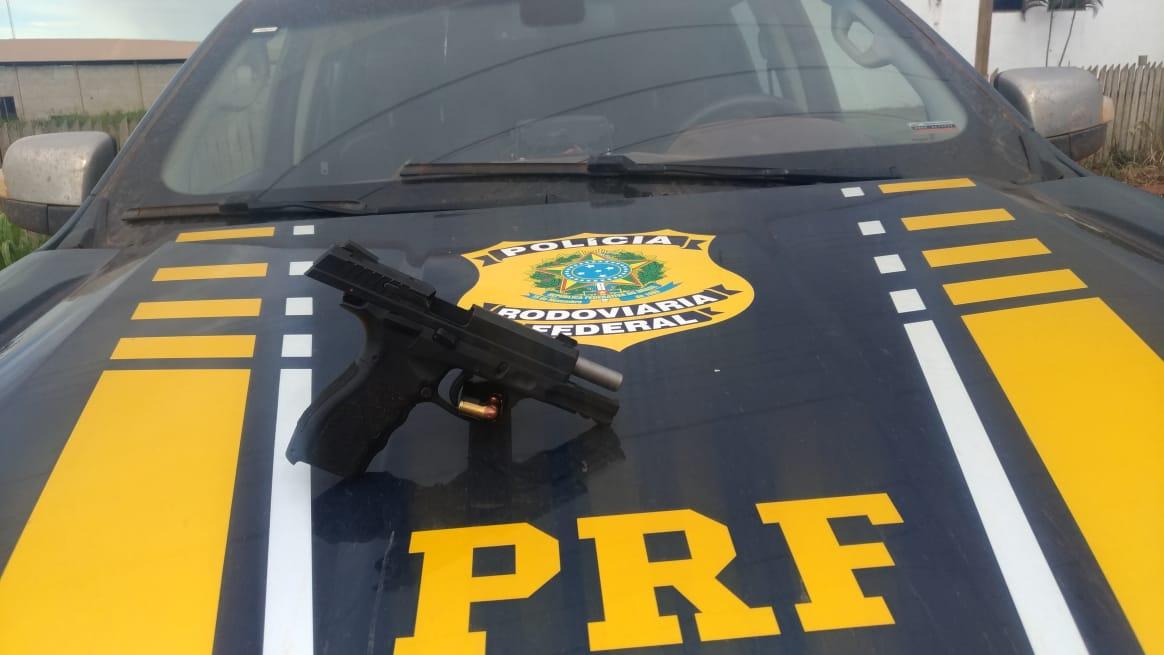 Homem detido pela PRF acusado de porte ilegal de arma de fogo