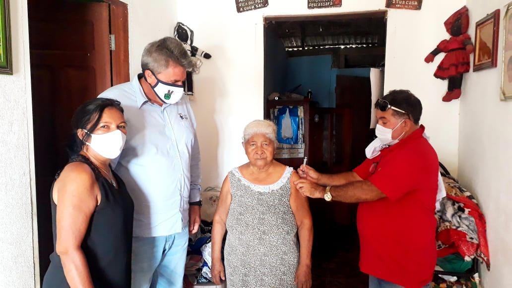 Ao lado de sua vice Prefeito Vilson Gonçalves acompanha  vacinação dos idosos