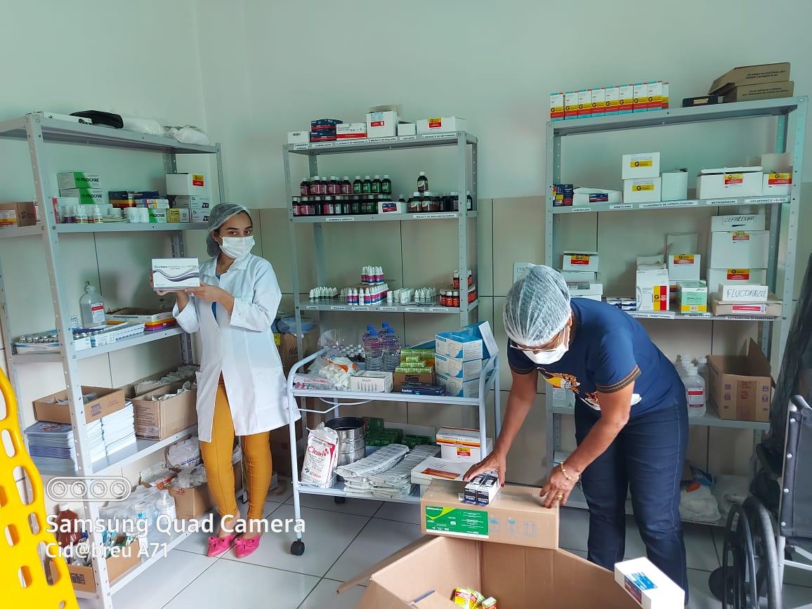 Secretária de Saúde de Aveiro abastece Posto de Saúde e acompanha vacinação de servidores da saúde