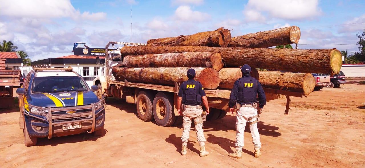 Carga de madeira apreendida pela PRF sem documentação legal