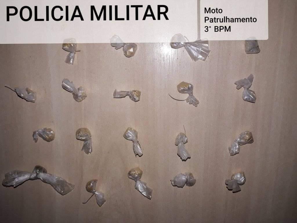 No bairro do Amparo mulher presa acusada de tráfico de Drogas