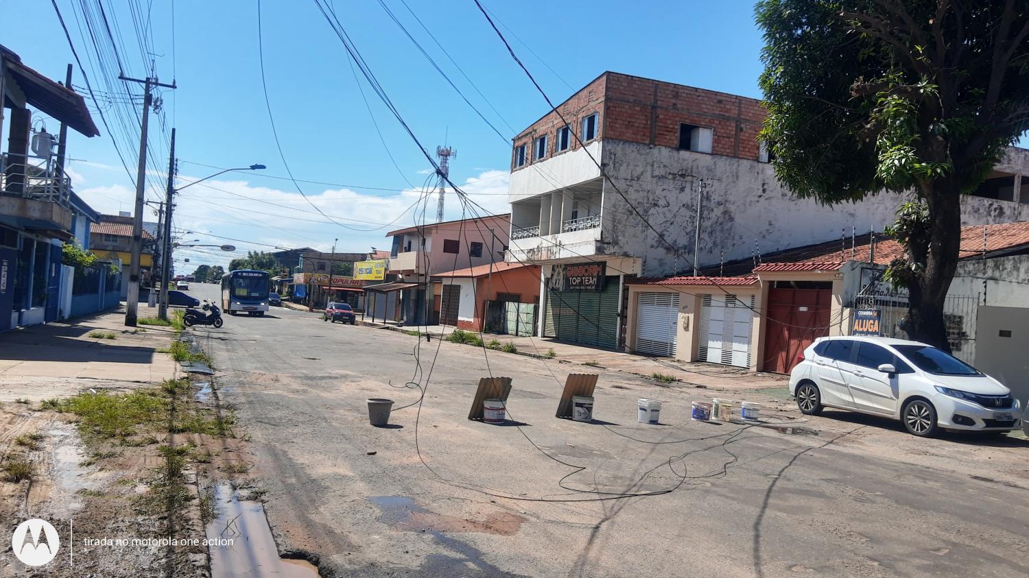 Carreta arrasta fios e causa perigo em via pública