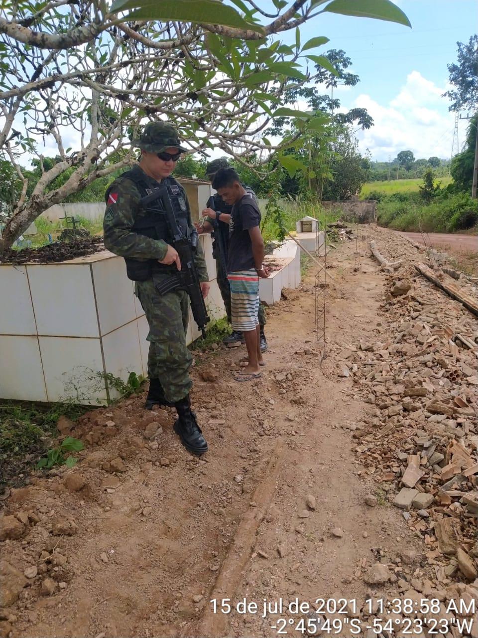 Homem preso por mandado de prisão