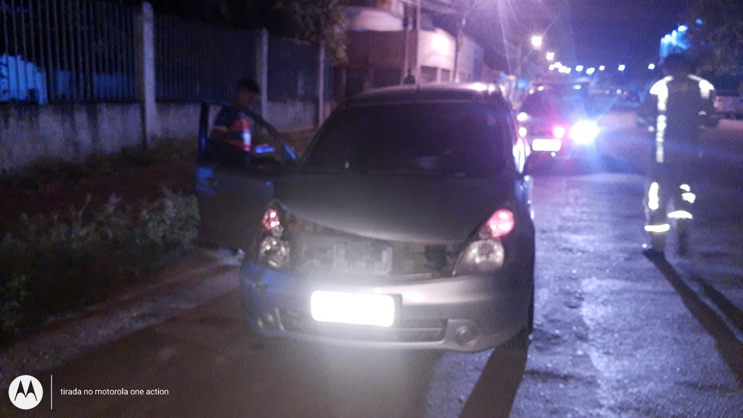 Motorista bate carro em contêiner de lixo