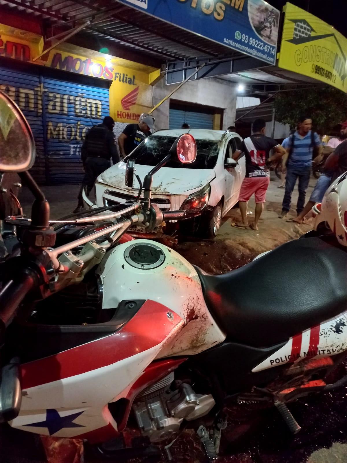 Motorista perde controle e capota em rotatória