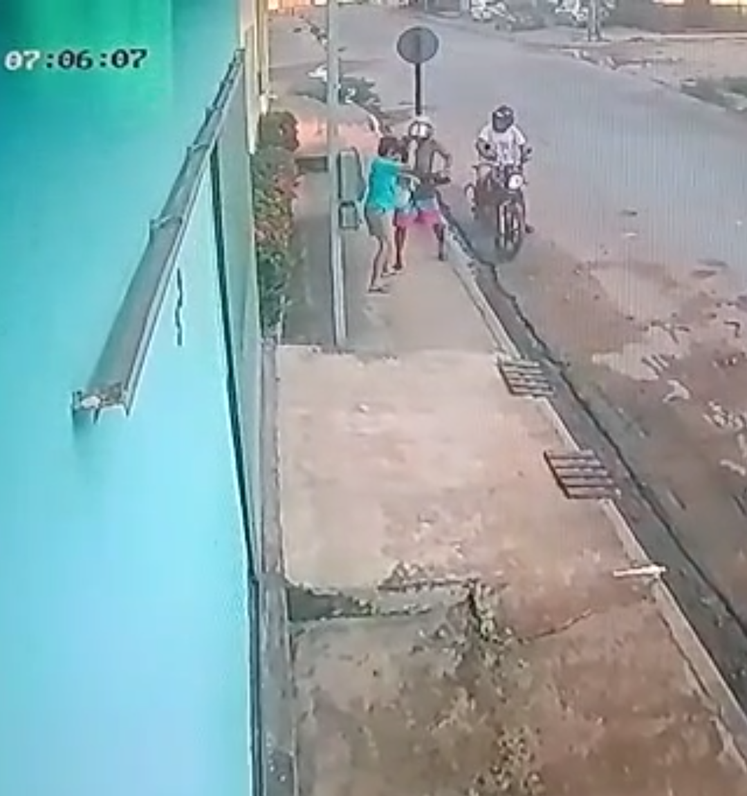 Mulher é assaltada agora pouco na porta de sua casa