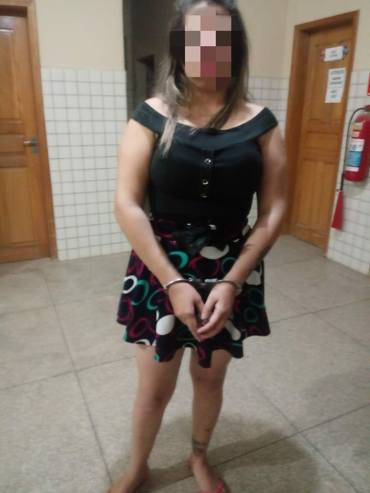 Mulher presa pela PM acusada de tráfico de drogas em Castelo de Sonhos