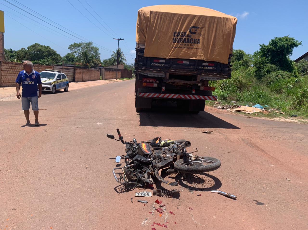 Caminhão avança preferencial e atinge motoqueiro