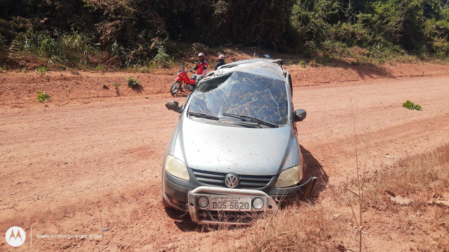 Carro capota em frente a granja na Santarém Jabuti