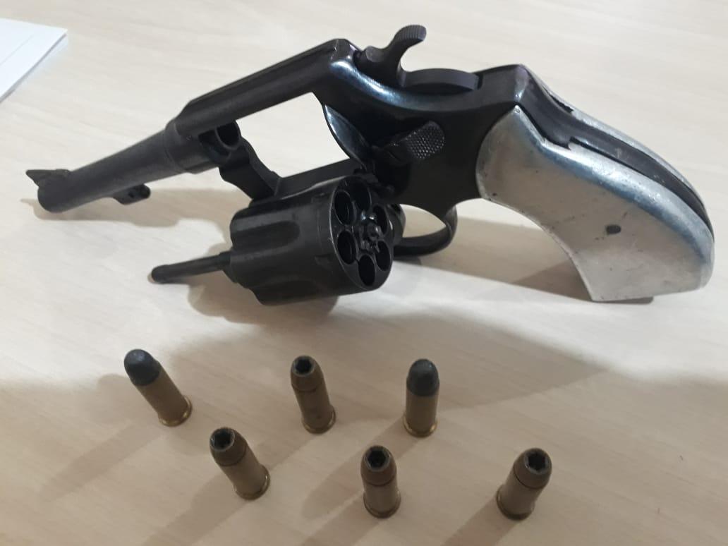 Elementos presos pelo Moto Patrulhamento do 3°BPM com arma de fogo