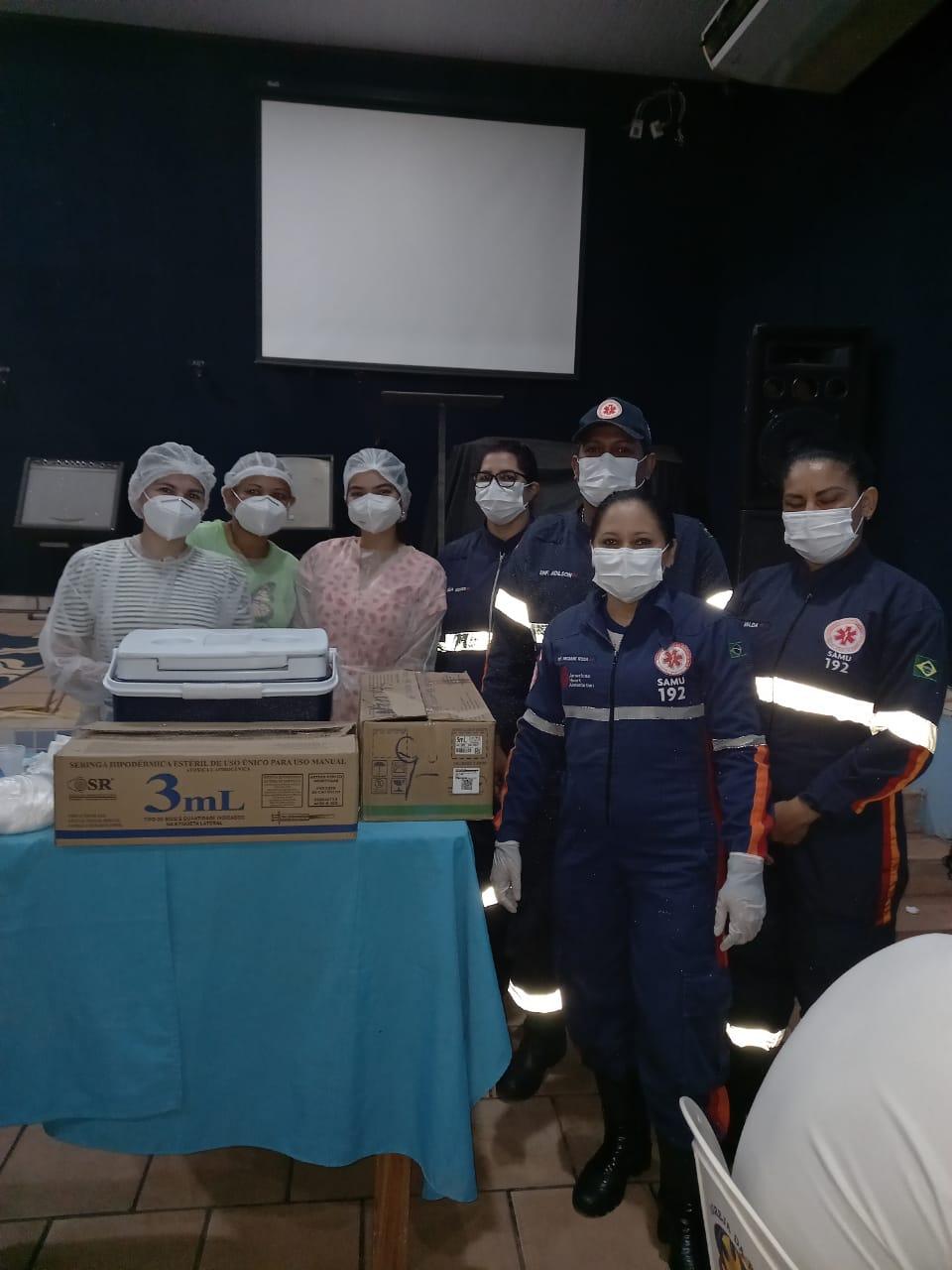 Equipe do SAMU dando apoio na vacinação contra o Covid 19