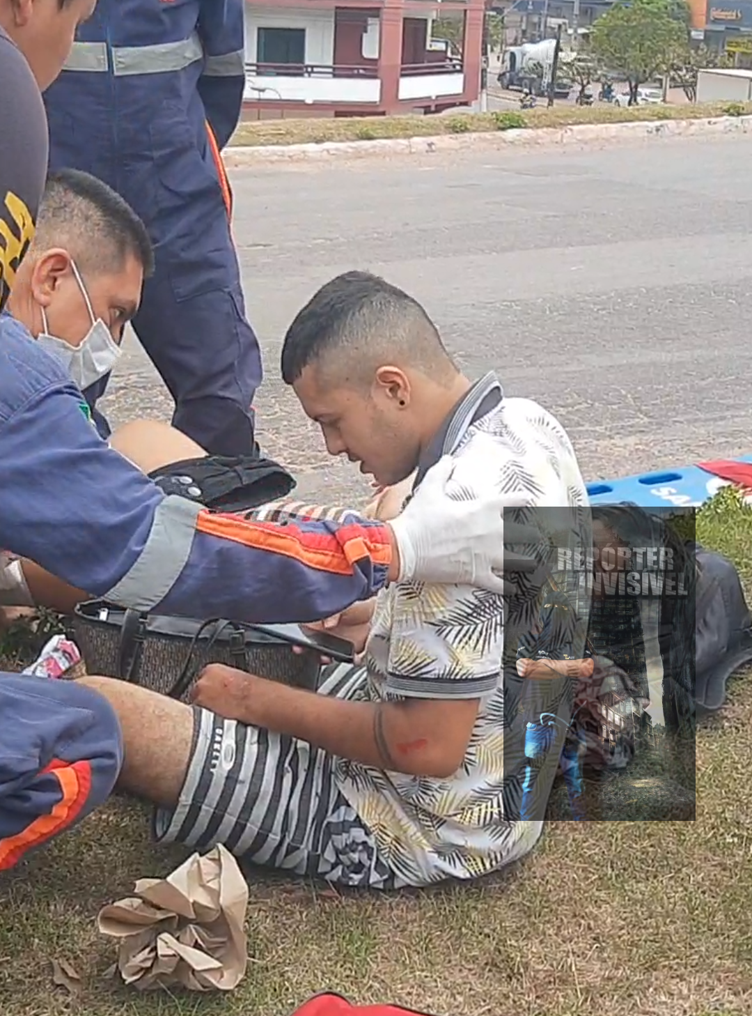 Motoqueiro bate em carro parado no viaduto