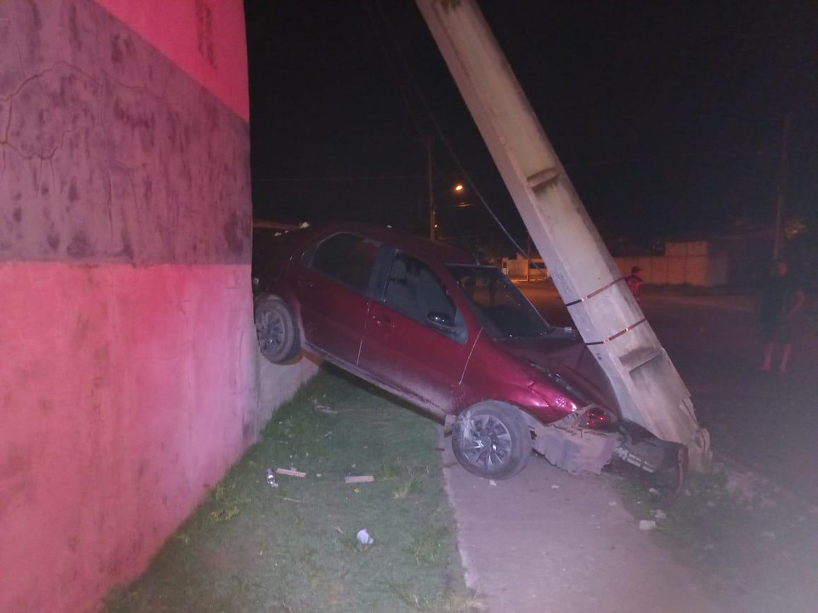 Motorista perde o controle e atinge poste e muro no Residencial Salvação