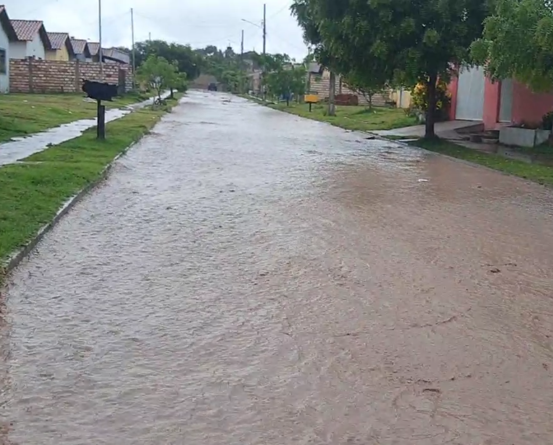 Ruas alagadas e lixo sendo arrastado pelas águas