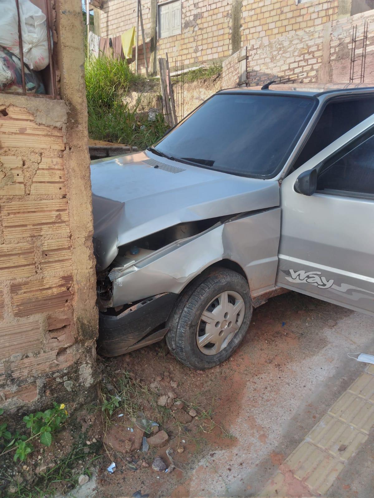 Carro bate em Residência no bairro da Matinha