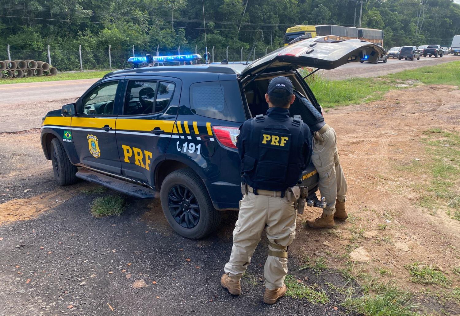 Homem preso pela PRF por força de mandado de prisão