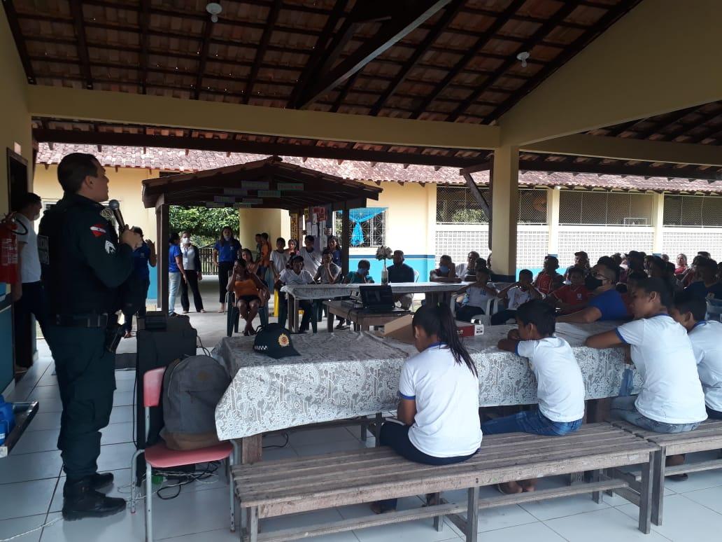 Polícia Militar nas escolas