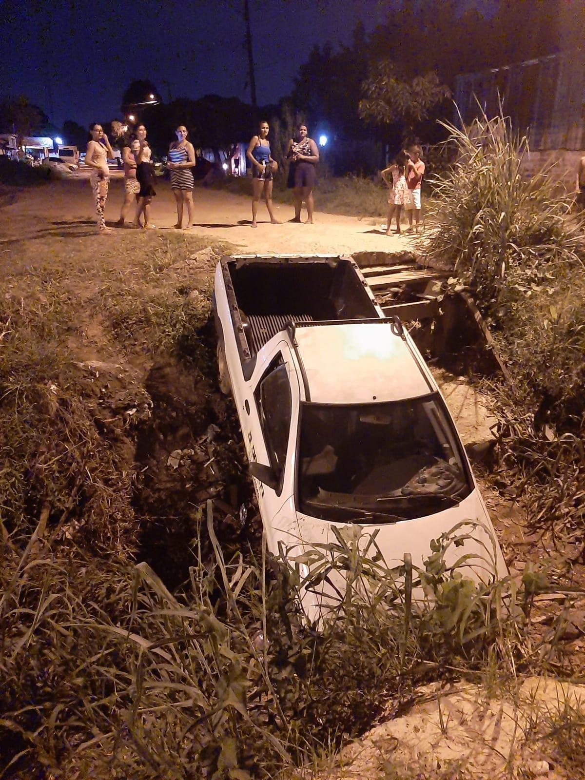 Carro cai dentro de buraco no bairro da Floresta
