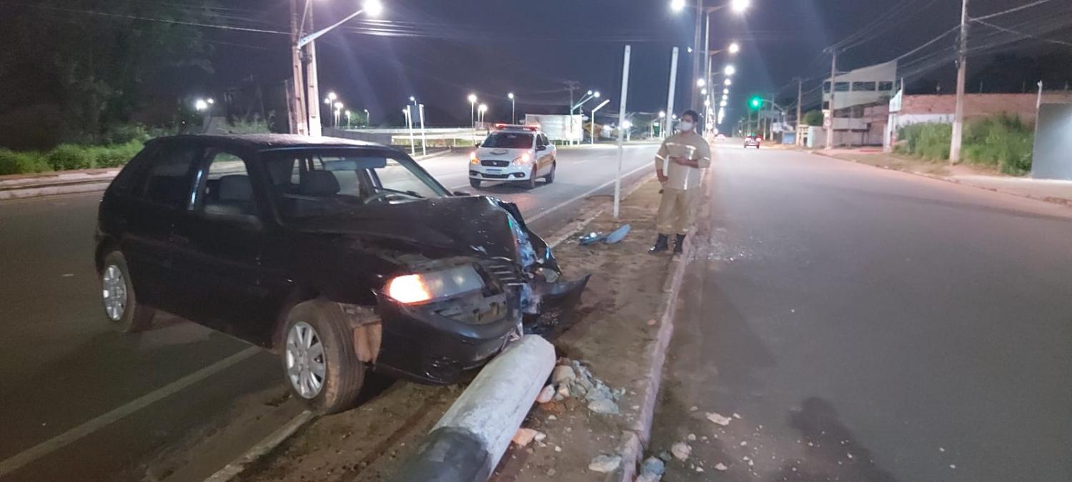 Mais um poste derrubado por condutor na Fernando Guilhon