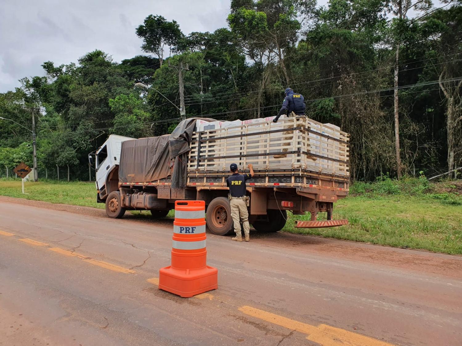 PRF APREENDE VEÍCULOS TRANSPORTANDO CARGA SEM NOTA FISCAL* 