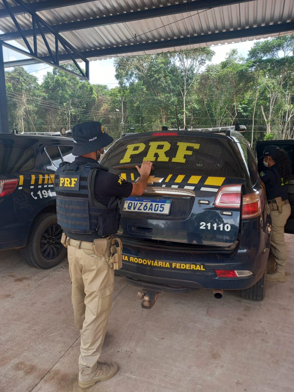 Homem preso pela PRF com mandado de prisão em aberto e posse de drogas