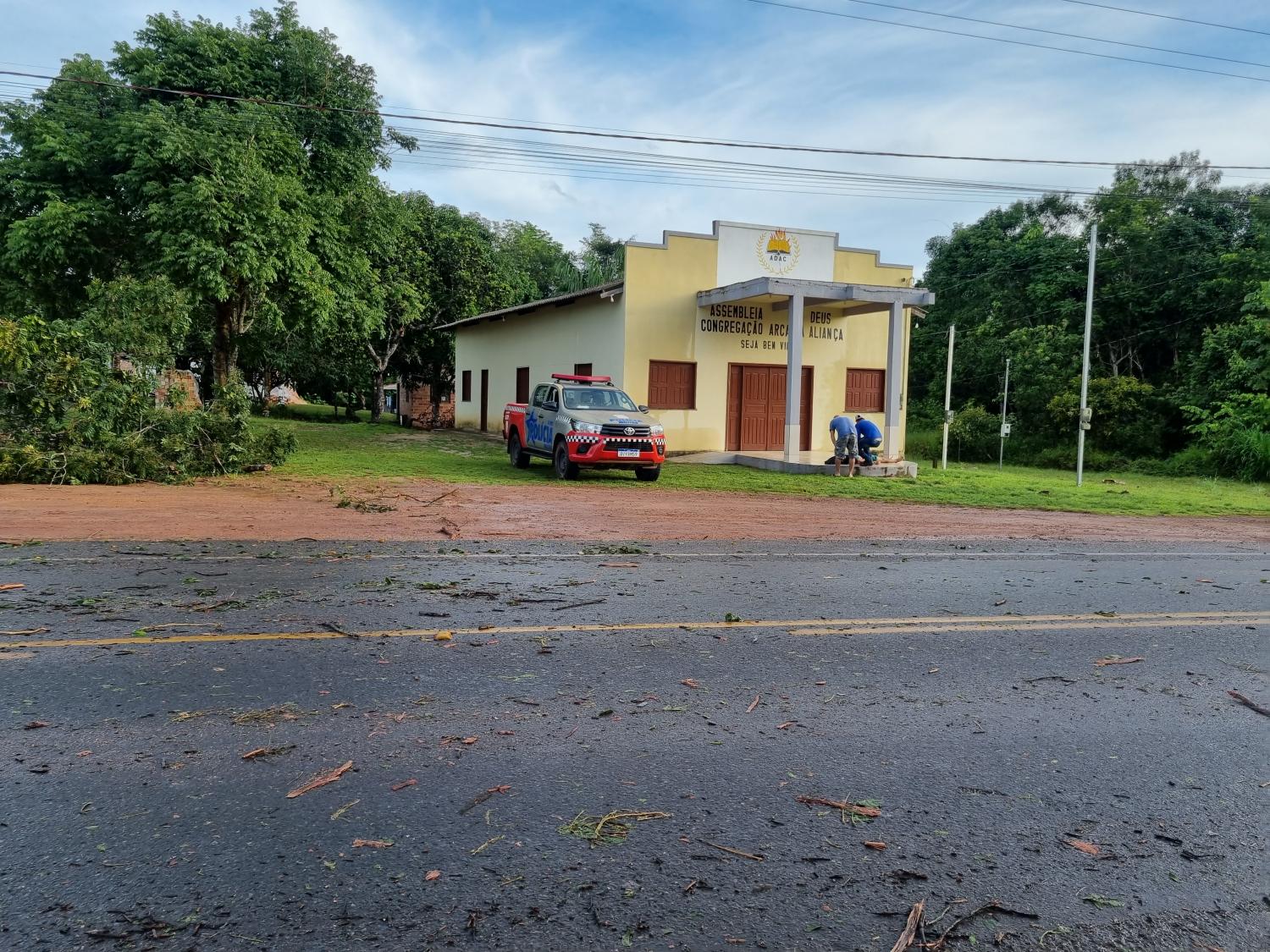 Motoqueiro que seguia para o trabalho morre depois de bater em arvore que havia caido em via pública