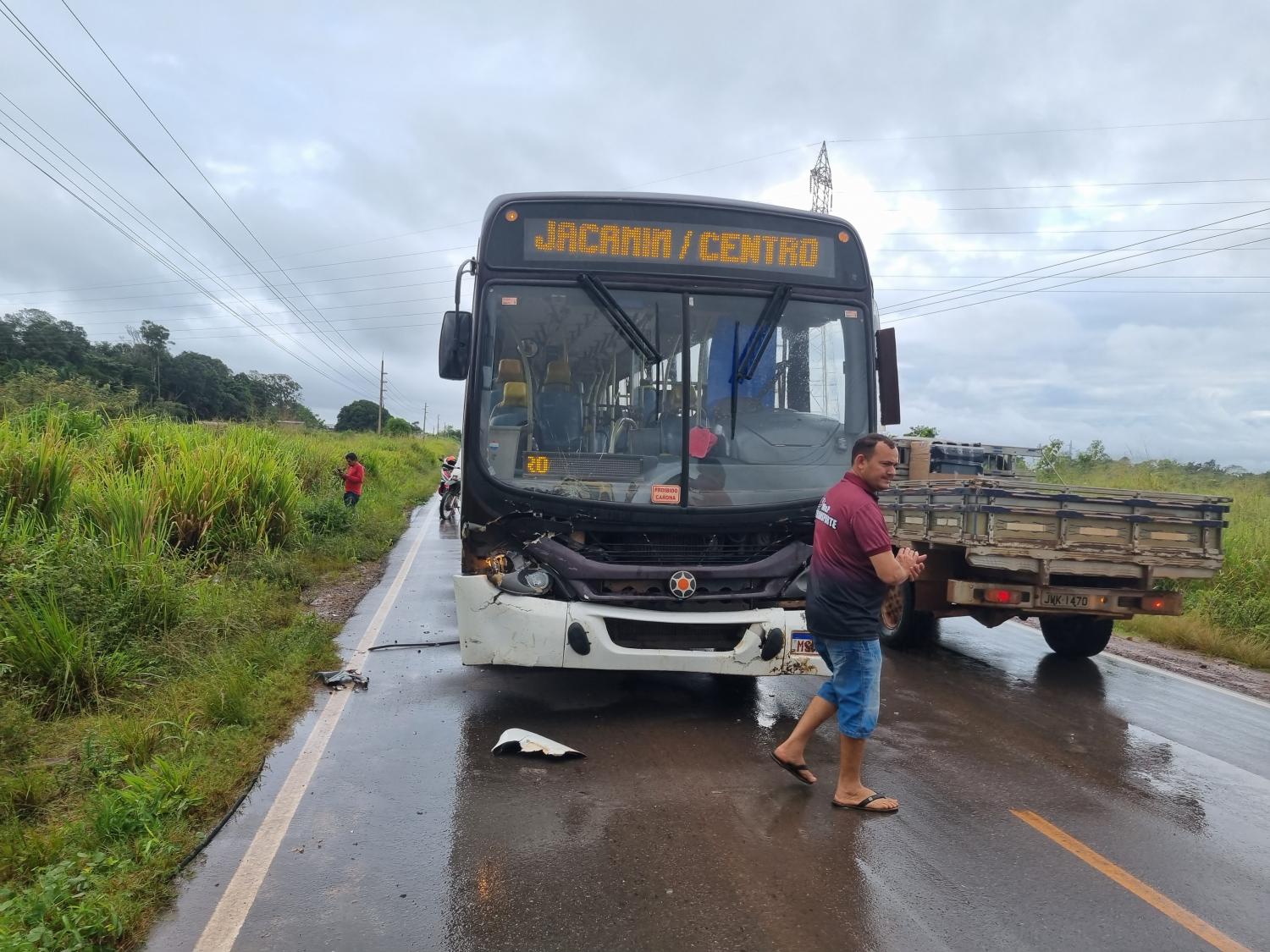 Na  Curuá-Una boiada na pista quase acaba em acidente grave