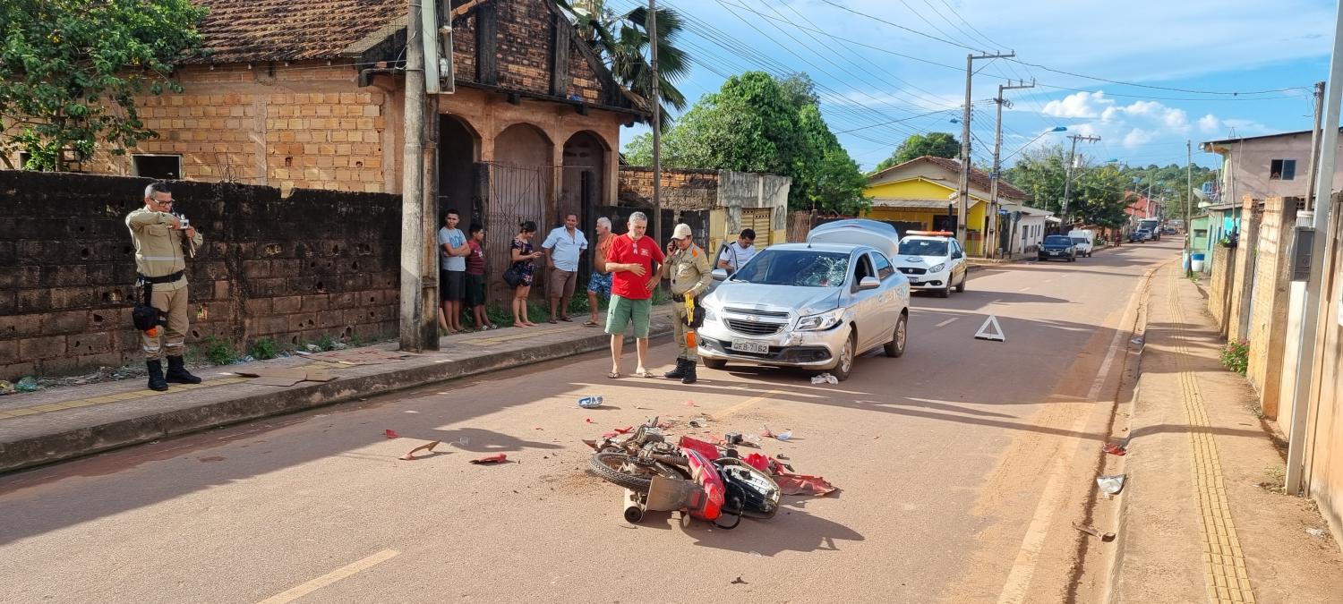 Motoqueiro bate de frente em carro no bairro da Matinha