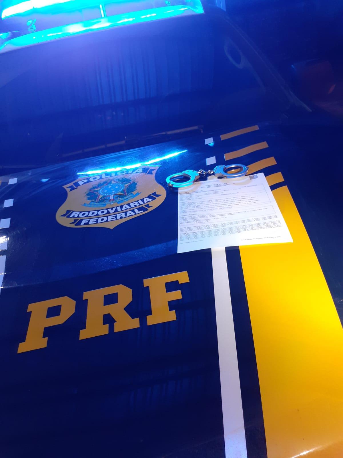 Mulher presa pela PRF por força de mandado de prisão
