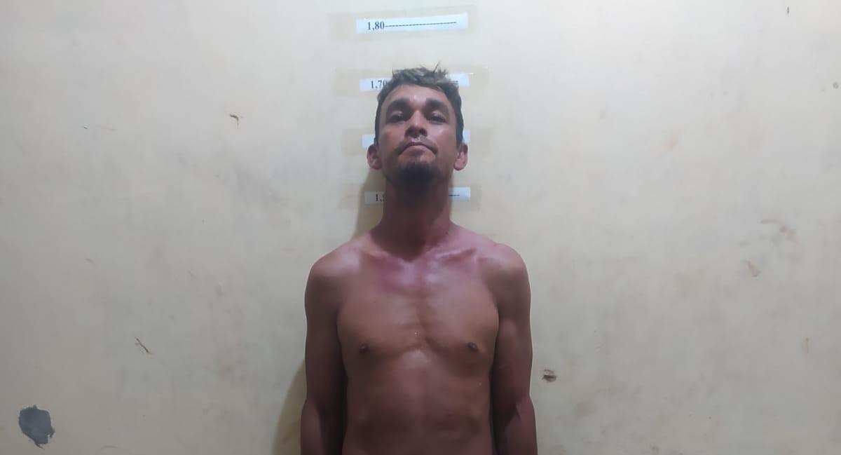 Depois de briga em via pública elemento armado com terçado tenta enfrentar policiais