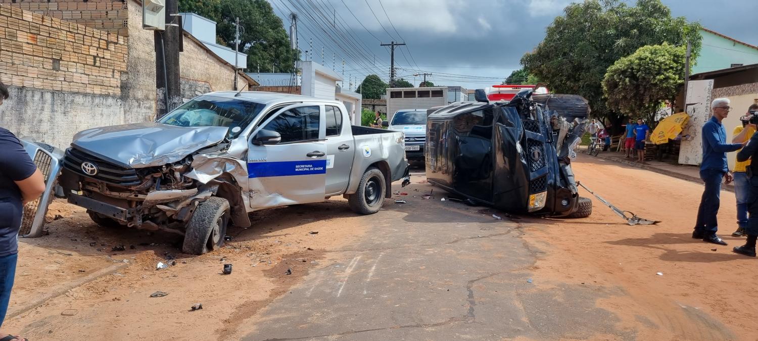 Motorista perde controle do carro e atinge outro veiculo na Rouxinol