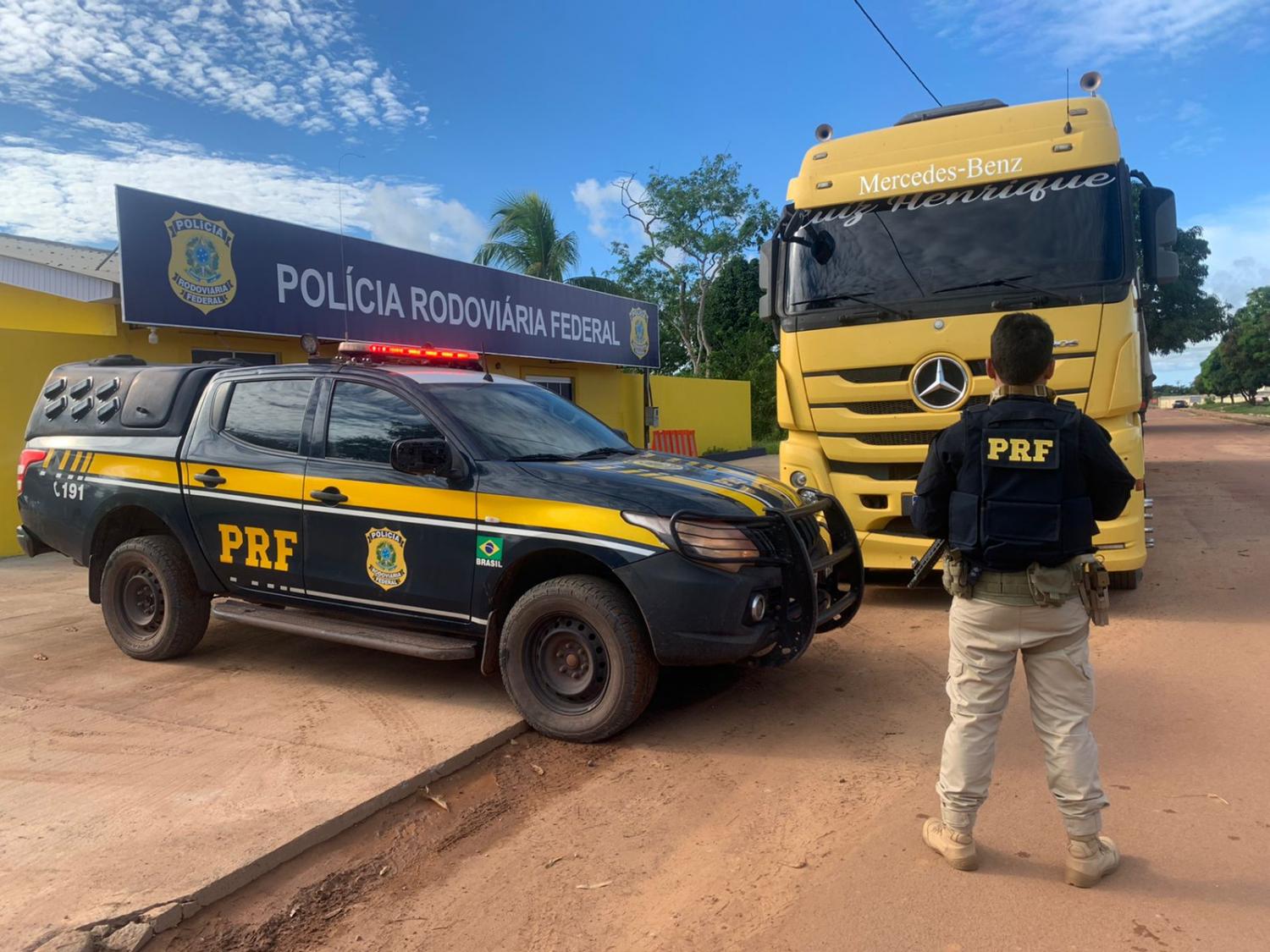 Caminhão apreendido cheio de carga com documento falso