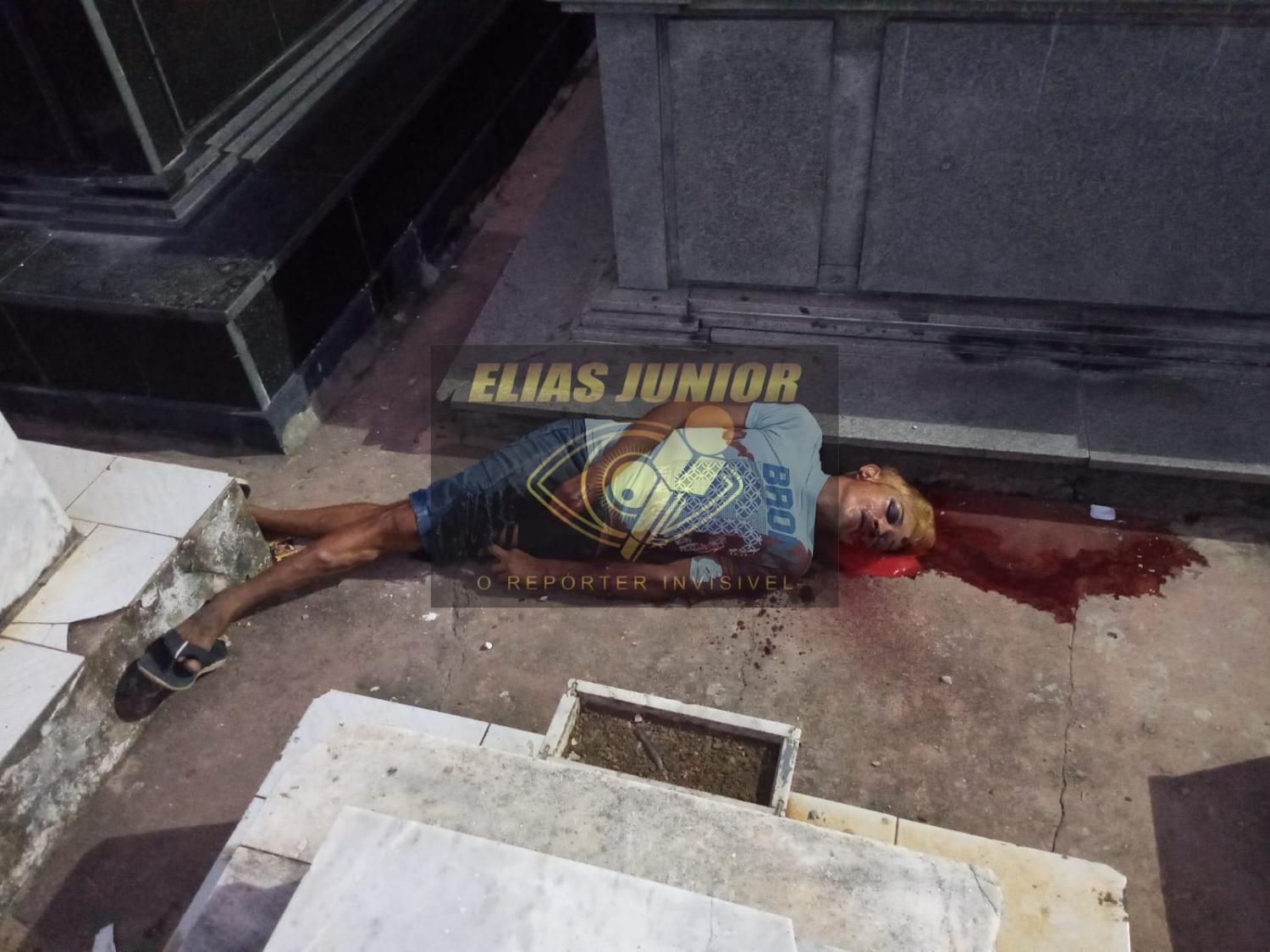 Elemento leva Balanço dentro de cemitério