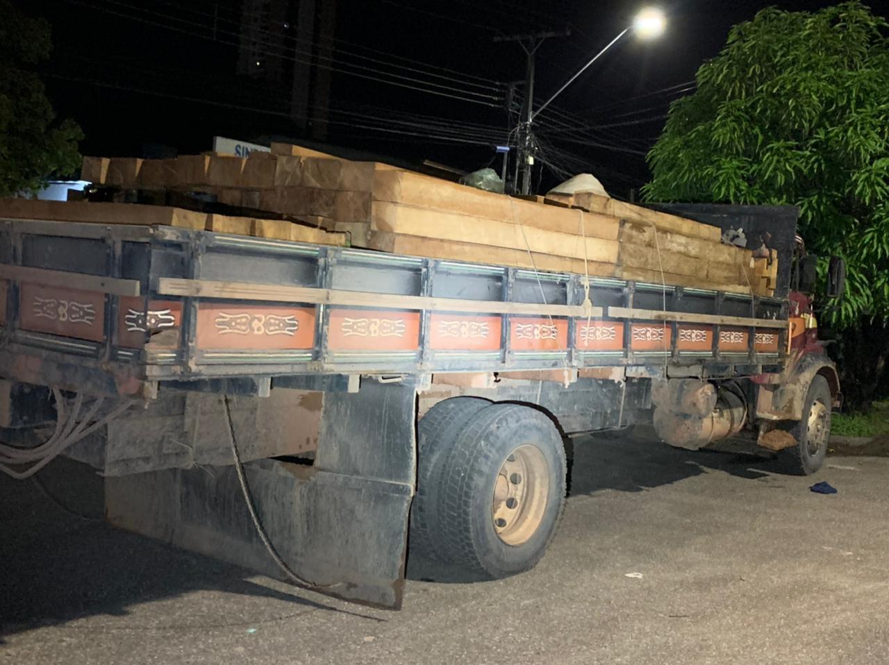 PRF apreende madeira em transporte irregular
