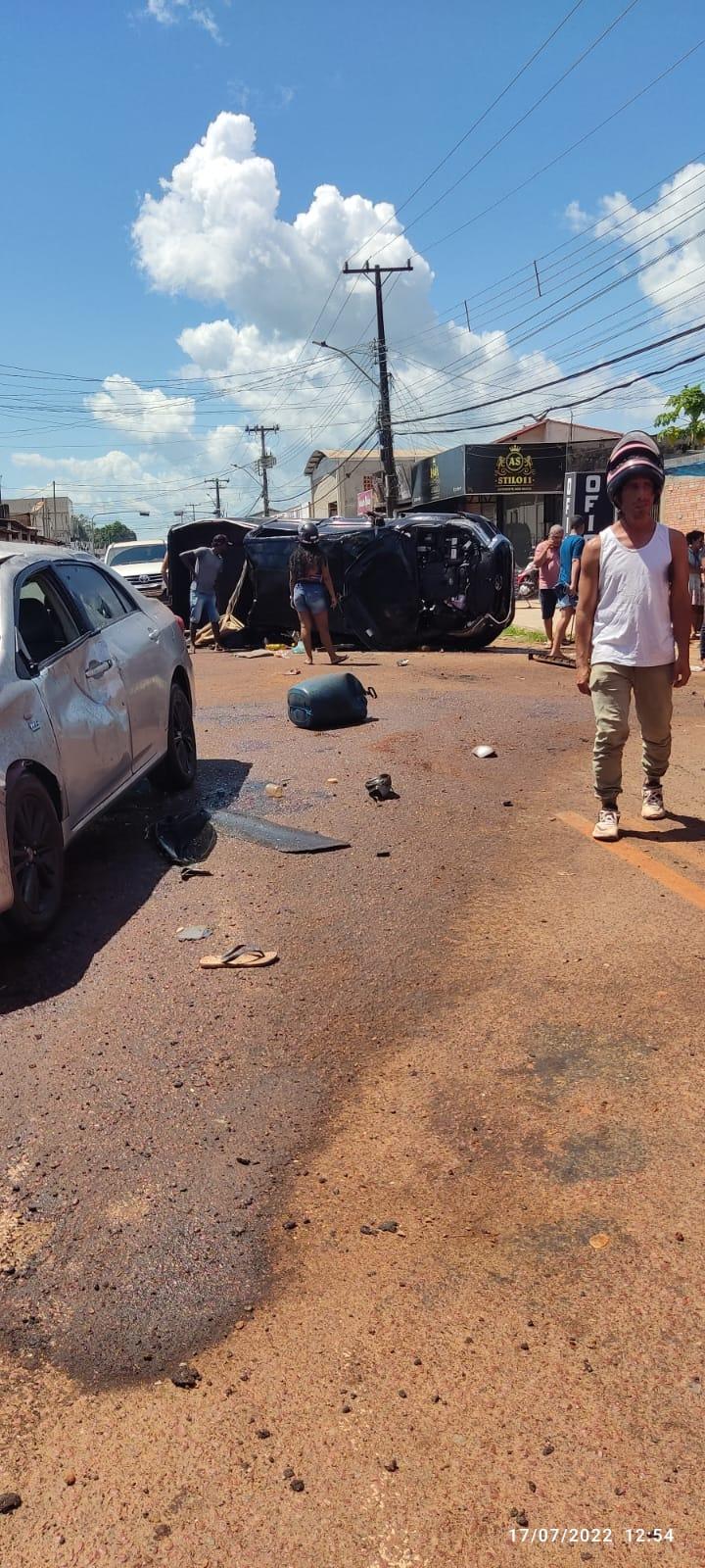 Em Itaituba motorista suspeito de estar embriagado atinge carros e capota