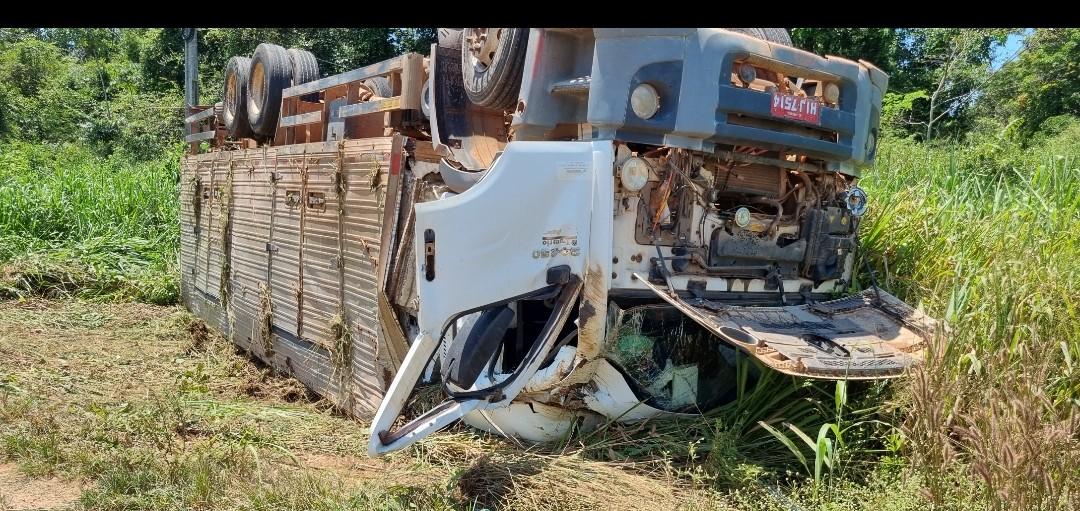 Caminhão capota na BR 163