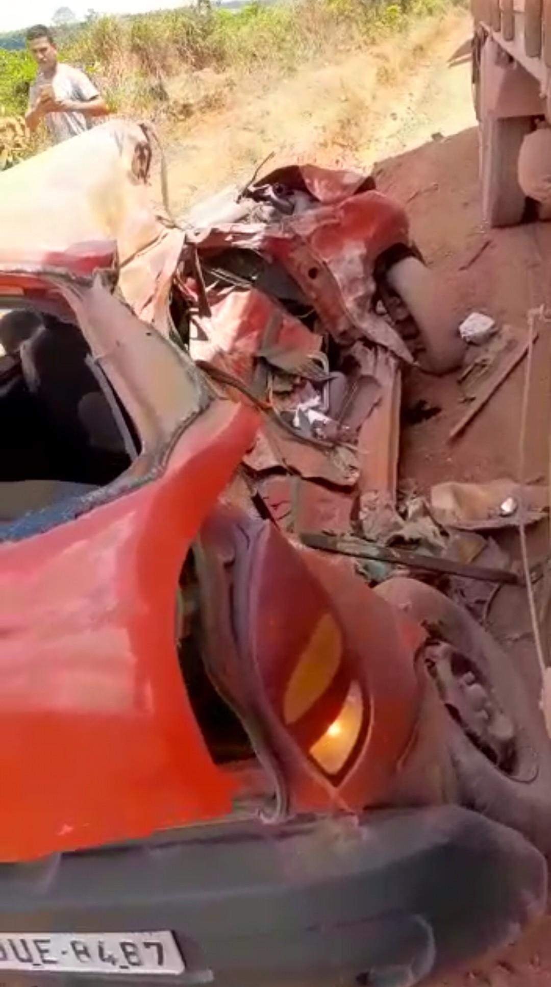 Batida entre carro e carreta com vítima fatal no Igarapé do Pedra