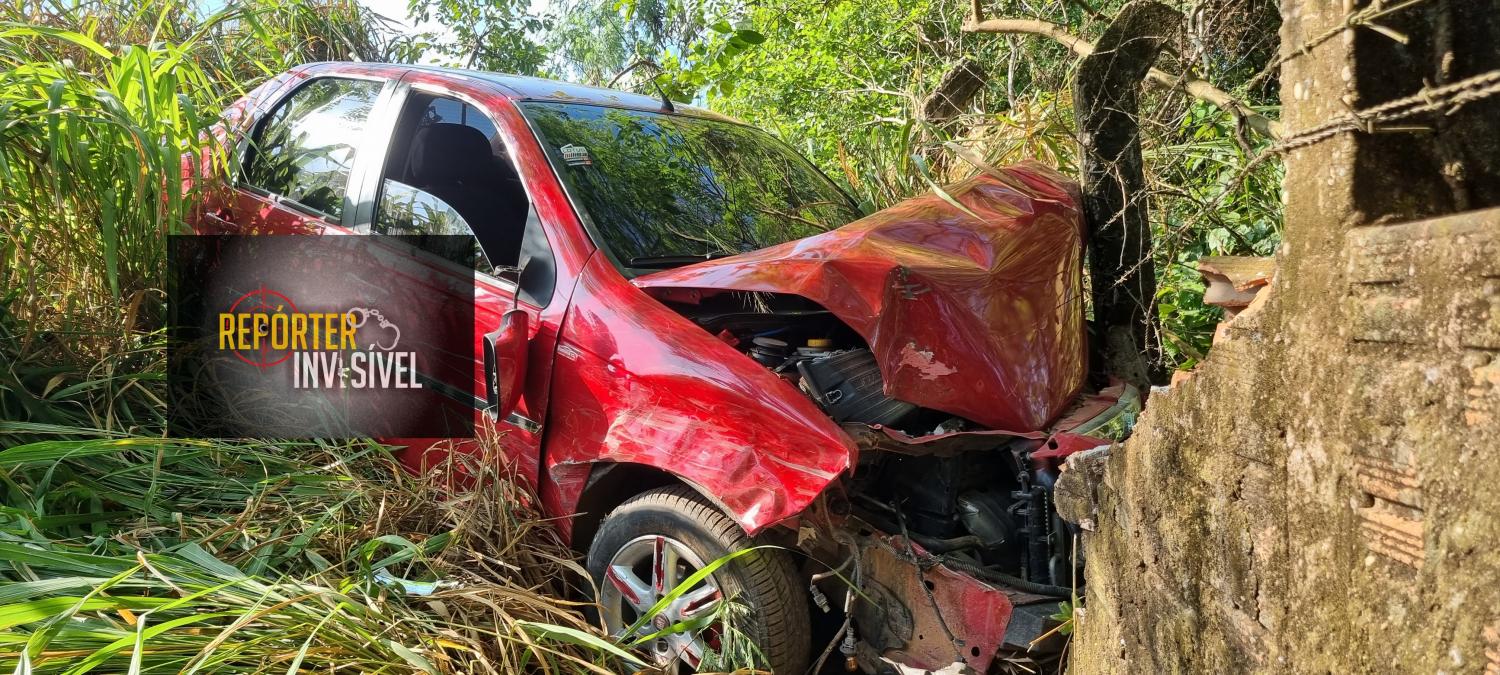 Motorista sai da pista principal entra na contramão e atinge muro na Cuiabá