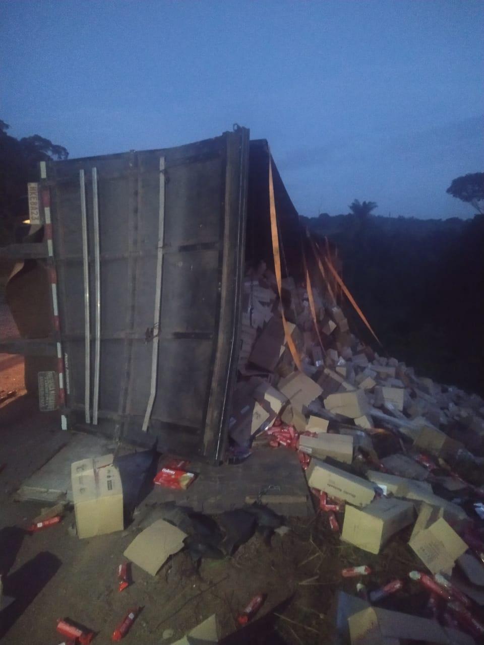 Caminhoneiro morre em capotamento na BR 163