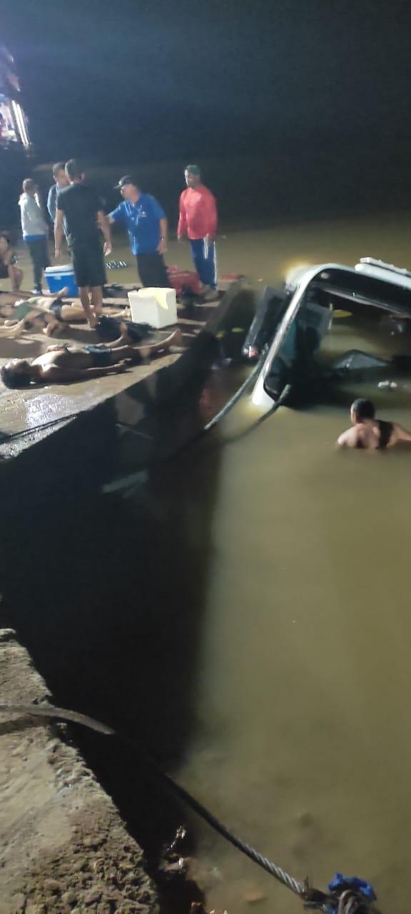 Micro Ônibus cai no rio em Santana do Tapará