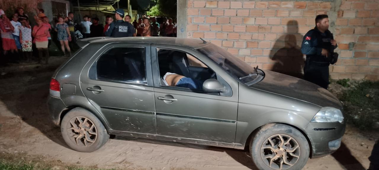 Jovem morto a tiros dentro de carro de aplicativo