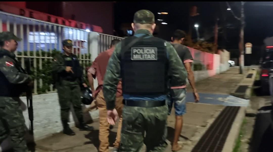 Dupla de assaltantes presos pela 1° CIPAmb após terem assaltado menores