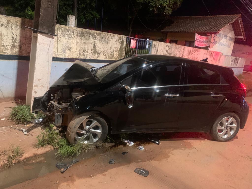 Motorista bate em poste na madrugada